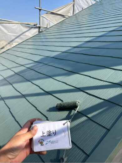 奈良の香芝市の株式会社ヨネヤの外壁塗装と屋根塗装の上塗り